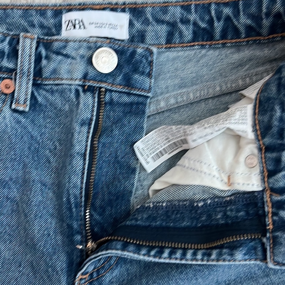 Zara Women’s Jeans Size: 2 Distressed Color: Blue